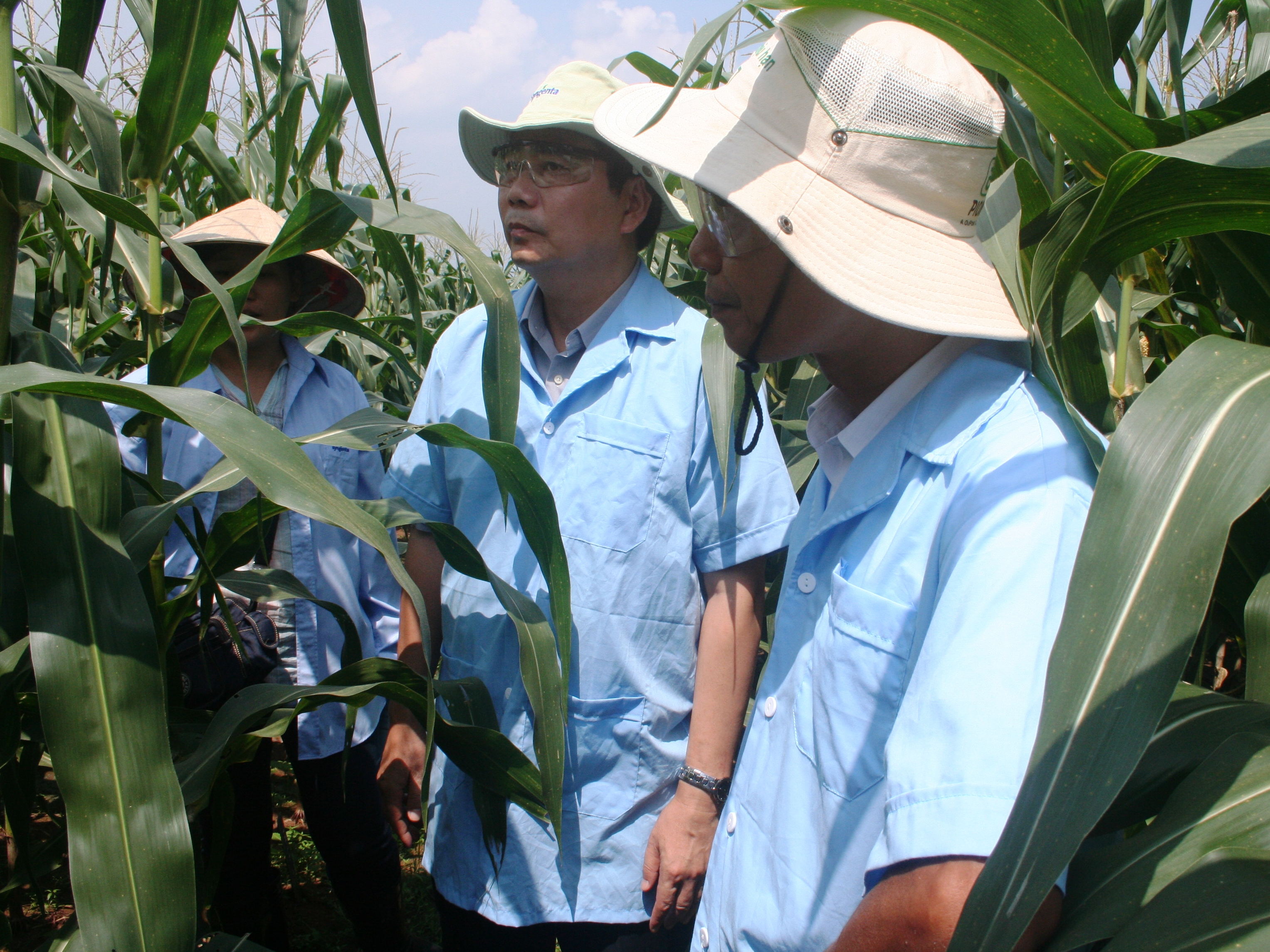 Minister of Agriculture and Rural Development, Cao Duc Phat, visited the Southeast Station